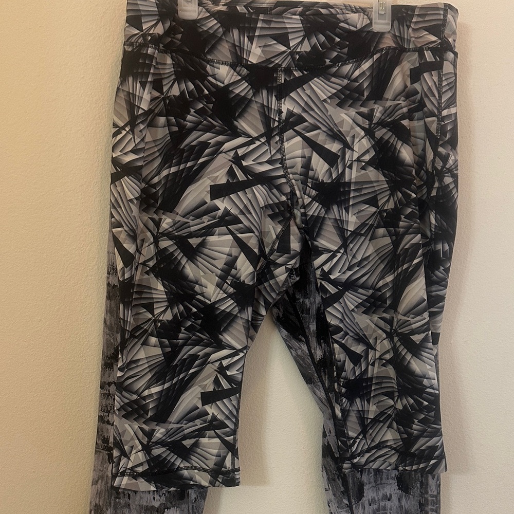 2for1 XXL Danskin Now Black and Gray Patterned cropped Leggings